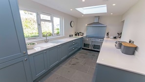 Cottage (4 Bedrooms) | Private kitchen | Fridge, microwave, coffee/tea maker, electric kettle - Perrymans Georgeham 3 bed / Sleeps 6 (Braunton)