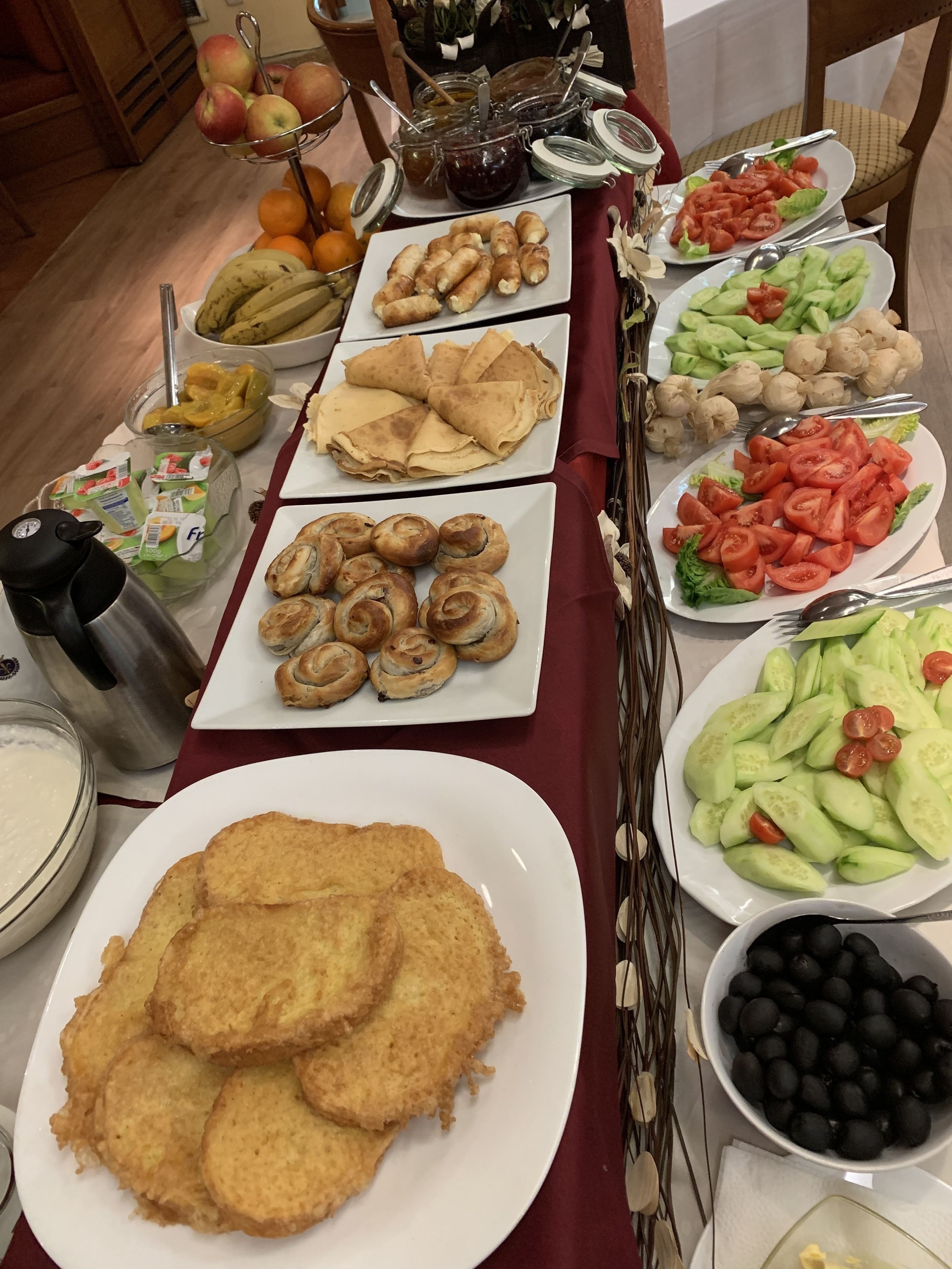 Ein reichhaltiges Buffet mit verschiedenen Speisen, darunter Obst, Gemüse und Gebäck.