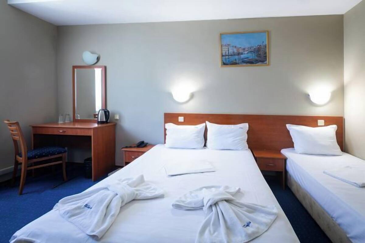 1 dormitorio, minibar, escritorio y cortinas opacas
