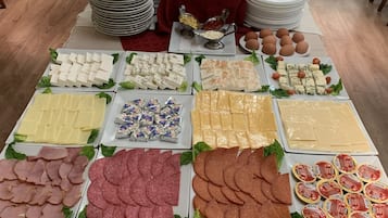 Desayuno para llevar diario (BGN 20 por persona)
