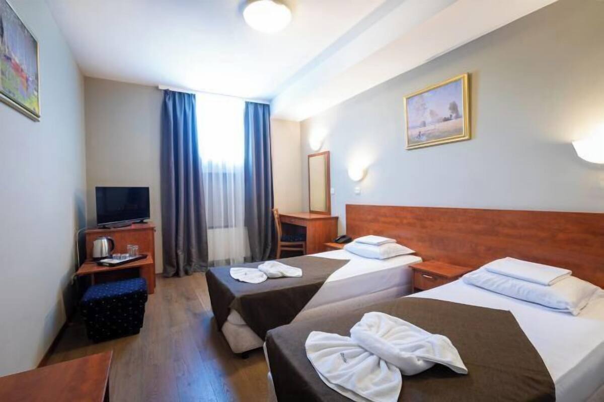 1 dormitorio, minibar, escritorio y cortinas opacas