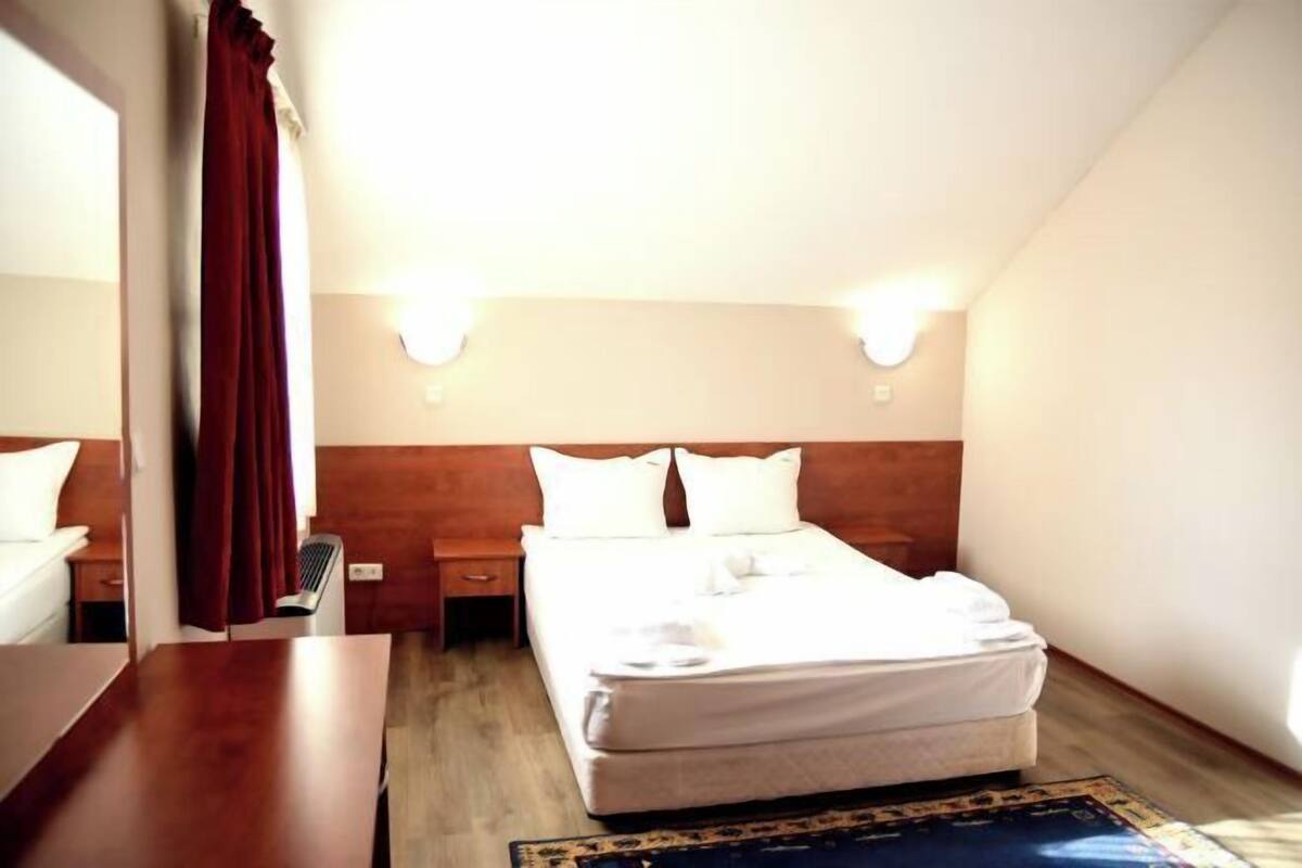 1 dormitorio, minibar, escritorio y cortinas opacas