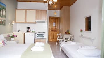 Estudio familiar, vista al mar | Caja de seguridad en la habitación y tabla de planchar con plancha