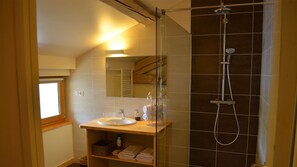 Camera doppia (Perle) | Bagno | Doccia, soffione a pioggia, asciugacapelli, asciugamani