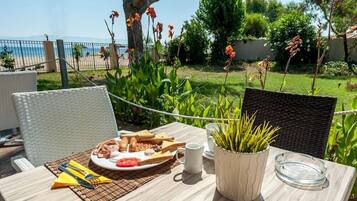 รับประทานอาหารกลางแจ้ง