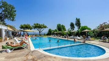 สระว่ายน้ำกลางแจ้ง