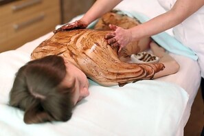 A person lying on a treatment table receiving a massage. - Sanatorium & Spa Toila (Toila)