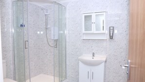 Shower, towels, toilet paper - The Sandon Hotel (Liverpool)