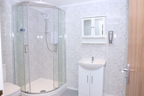 Pancuran mandi, tuala disediakan, tisu tandas 