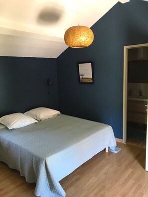 Room | Iron/ironing board, free cots/infant beds, free WiFi, bed sheets