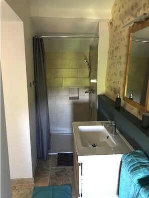 Room | Bathroom | Shower, free toiletries, hair dryer, towels