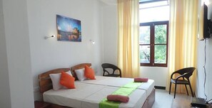 طراز فريد لكل وحدة ومكتب وتجهيزات عازلة للصوت وأسرّة قابلة للطي