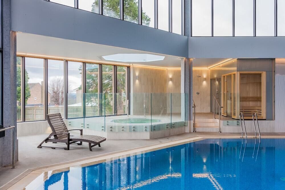 สระว่ายน้ำในร่ม, สระว่ายน้ำกลางแจ้ง