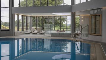 Een binnenzwembad, een buitenzwembad