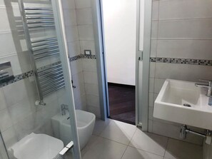 Doppelzimmer | Badezimmer | Bidet, Handtücher