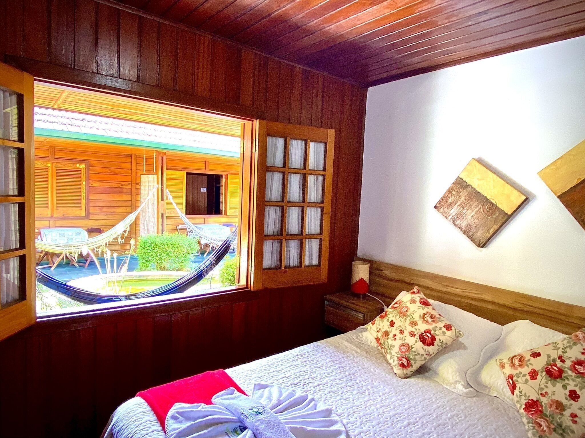 Minibar, decoración personalizada, wifi gratis y ropa de cama 