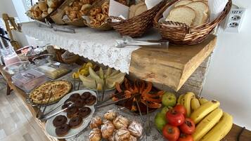 Desayuno completo gratuito y diario
