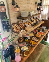 Café da manhã completo grátis todos os dias