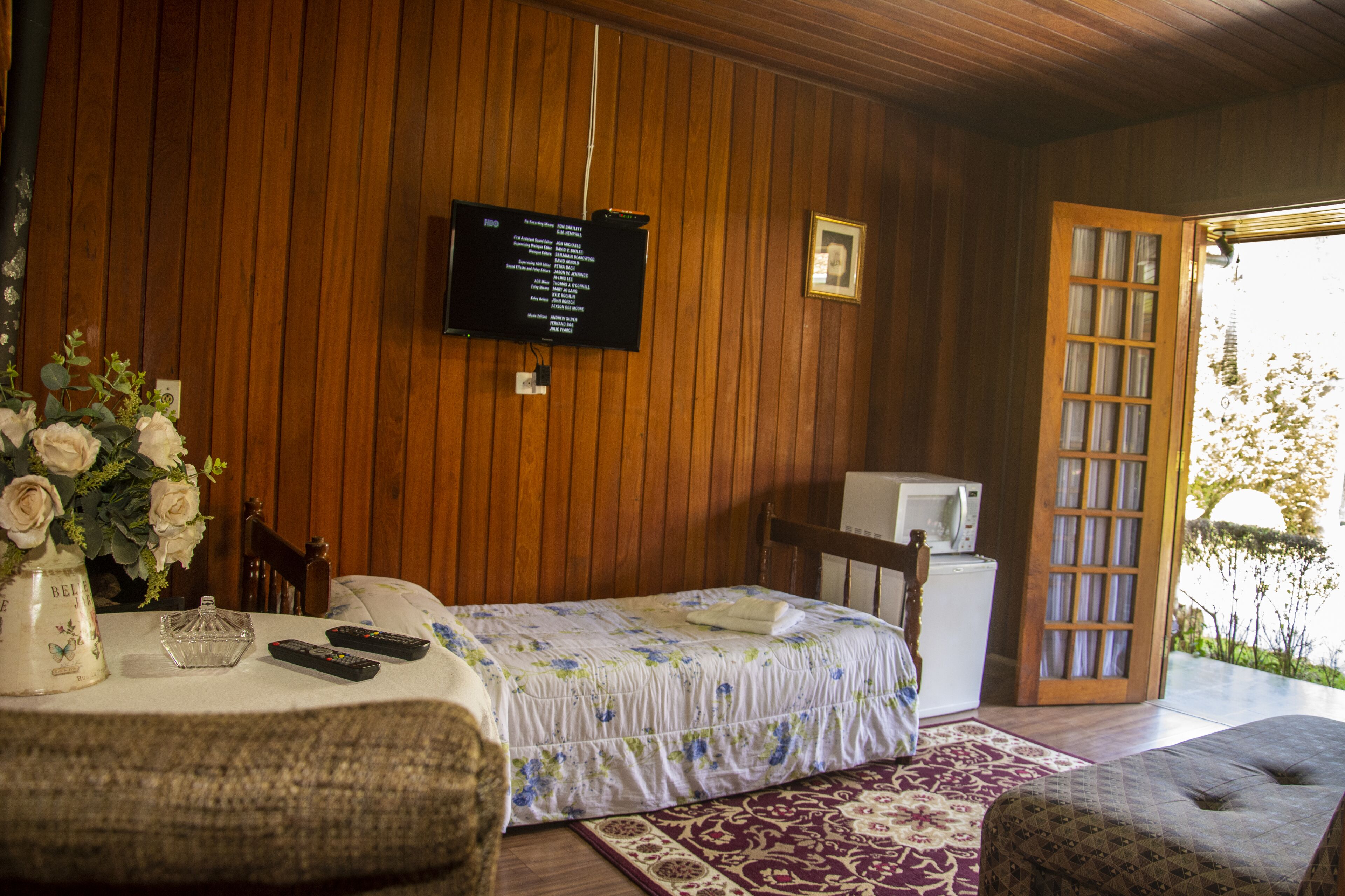 Cabana conforto, 1 cama Queen | Sala de estar | TV de tela plana 42 polegadas com canais digitais, TV