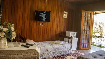 Cabana conforto, 1 cama Queen | Sala de estar | TV de tela plana 42 polegadas com canais digitais, TV