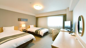 A hotel room with two beds, a desk, a chair, a television, and a window with curtains. - Richmond Hotel Hamamatsu (Hamamatsu)