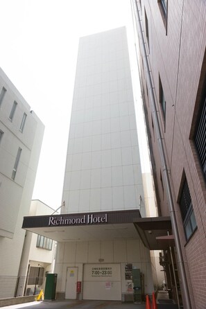 Un grand immeuble sur lequel on peut lire l’enseigne « Richmond Hotel ».