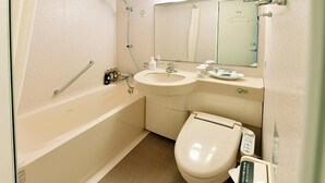 A bathroom with a bathtub, a sink, a toilet, and a mirror. - Richmond Hotel Hamamatsu (Hamamatsu)