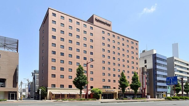 A multi-story hotel with a uniform facade, a visible sign indicating it is a Richmond Hotel, and a clear road in front. - Richmond Hotel Hamamatsu (Hamamatsu)