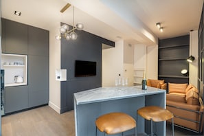 37-inch LED TV with satellite channels, TV - Residence Montefiore (Cannes)