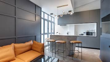 Dupleks Mewah, 3 kamar tidur | Area keluarga | Televisi LED 37-inci dengan saluran TV satelit dan TV