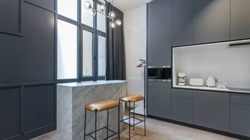 Studio Deluks, 1 Tempat Tidur Queen | Area keluarga | Televisi LED 37-inci dengan saluran TV satelit dan TV