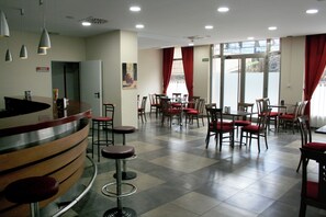 Bar (on property) - Hotel Virgen de Covadonga (Cangas de Onis)