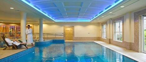 Kolam renang tertutup