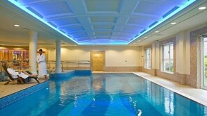 Una piscina cubierta