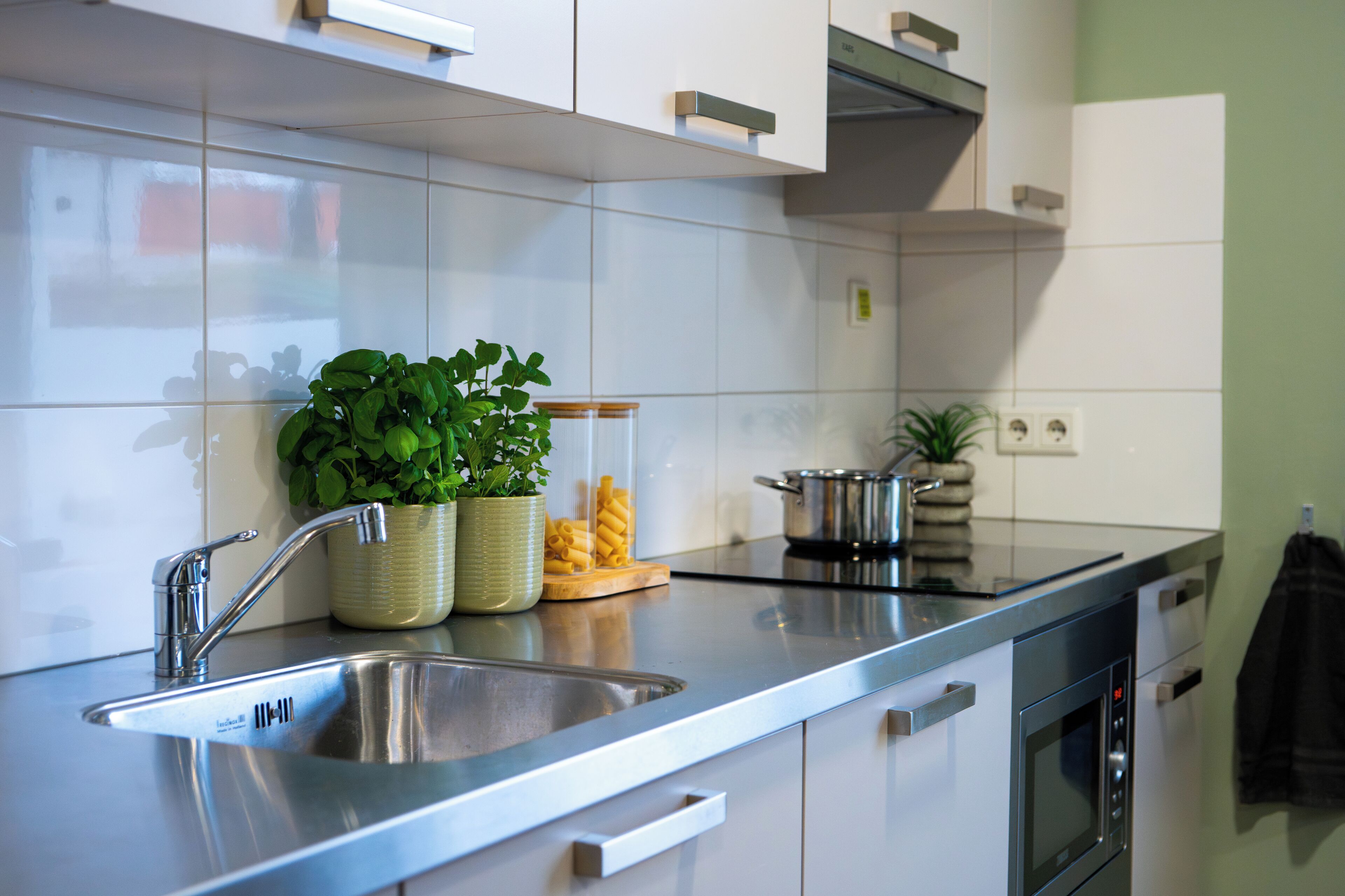 Microwave, oven, stovetop, cookware/dishes/utensils