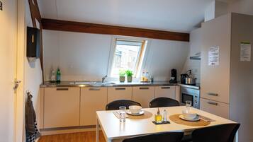 Microwave, oven, stovetop, cookware/dishes/utensils