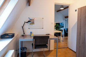 Trang trí khác biệt, trang bị nội thất với thiết kế riêng biệt, bàn 