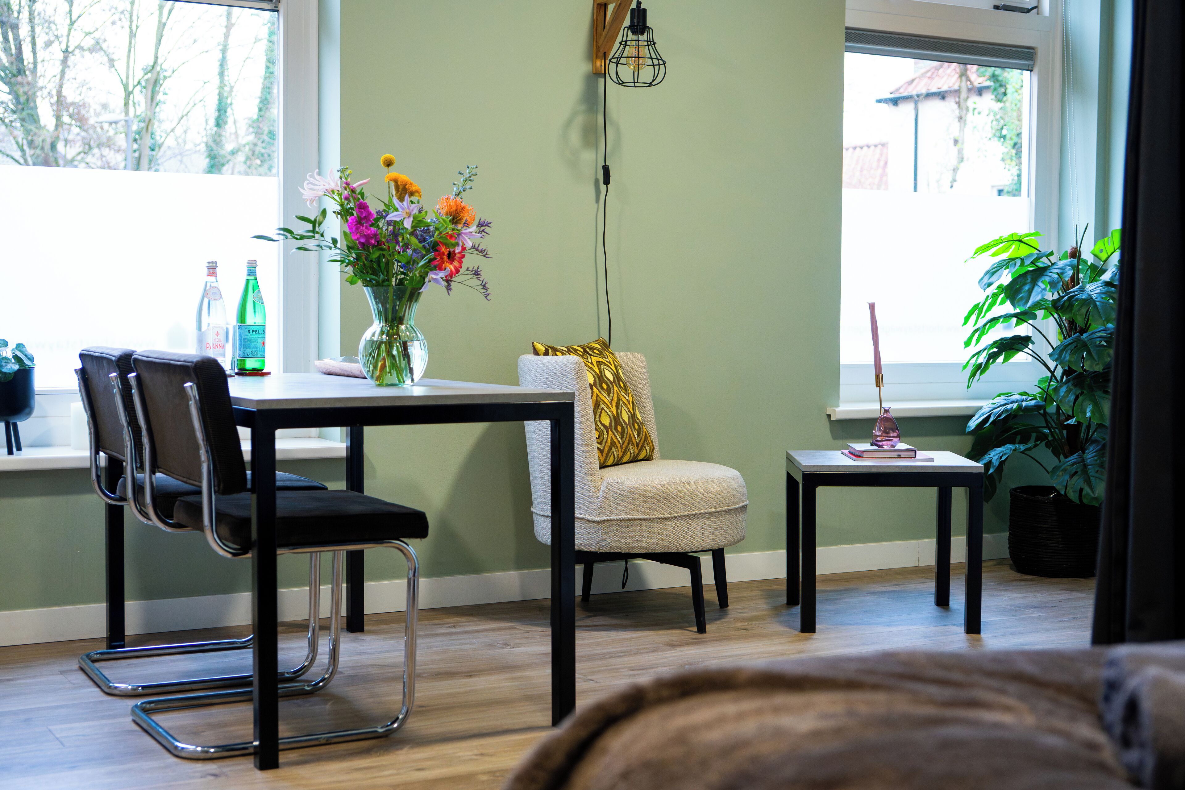 Een 32-inch flatscreentelevisie met digitale zenders en een televisie