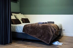 각각 다른 스타일의 인테리어, 각각 다르게 가구 비치, 책상, 노트북 작업 공간