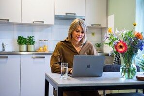 디지털 채널 시청이 가능한 32인치 평면 TV, TV