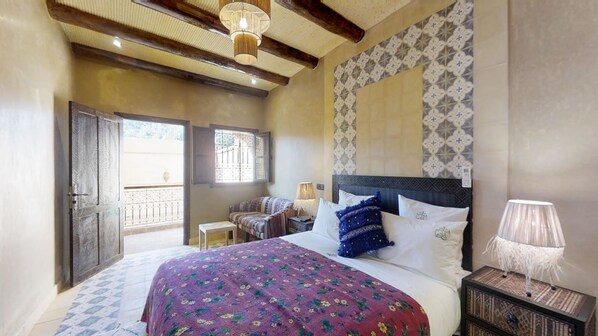 Habitación doble estándar, para no fumadores | Caja de seguridad en la habitación, escritorio y cortinas blackout 