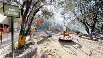 Zona de juegos infantil al aire libre