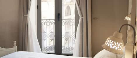 Chambre supĂ©rieure double, 1 grand lit | Rideaux dâobscurcissement, fer et planche Ă repasser