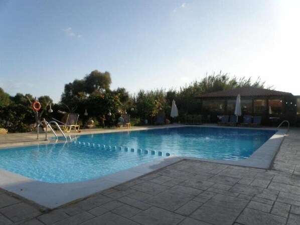 Outdoor pool - Haridimos Apartments (Platanias)