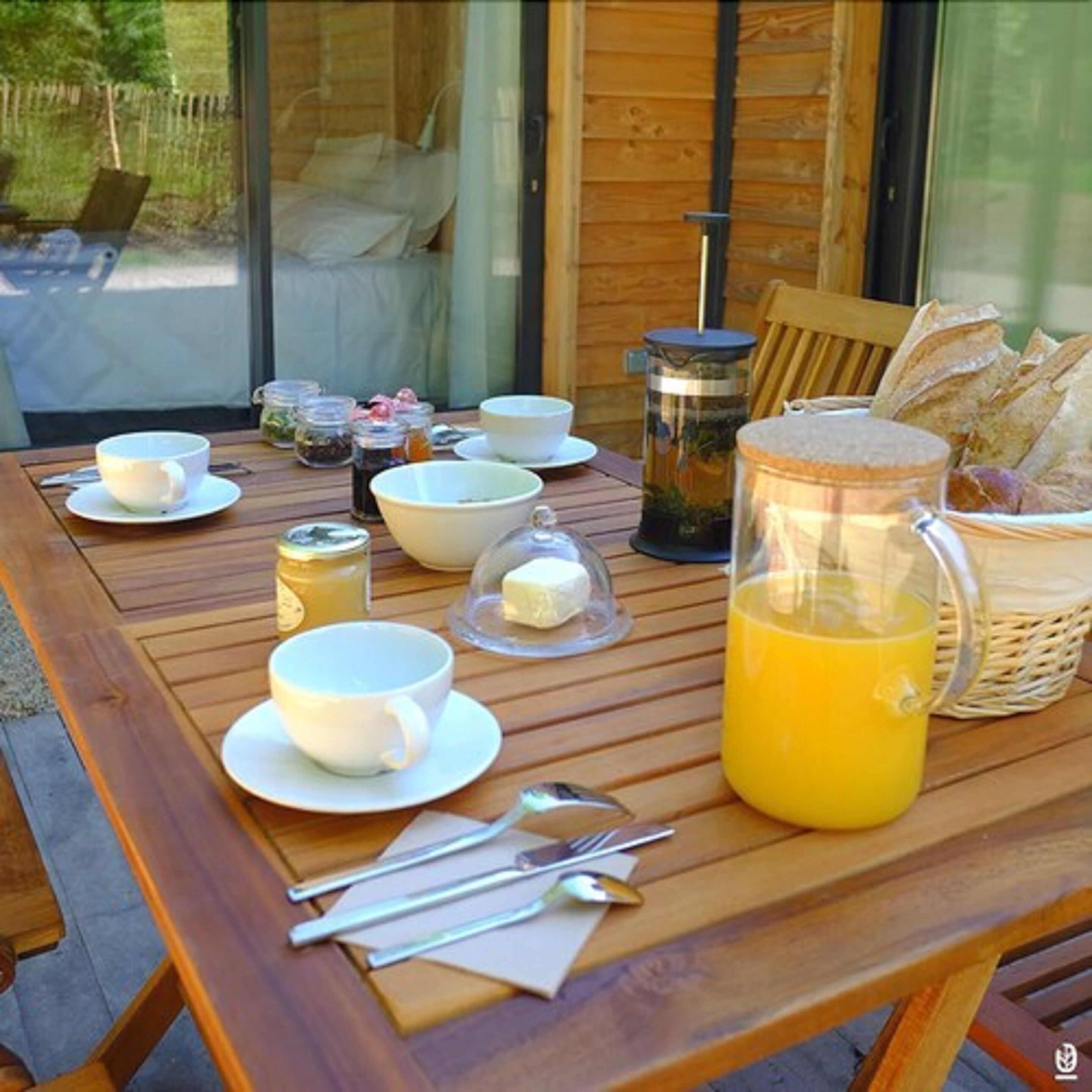 daily cooked-to-order breakfast (eur 12 per person)