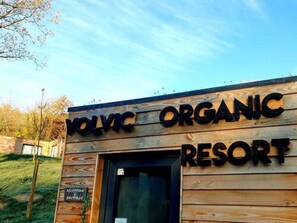 A wooden building with the sign "VOLVIC ORGANIC RESORT". - Volvic Organic Resort (Volvic)