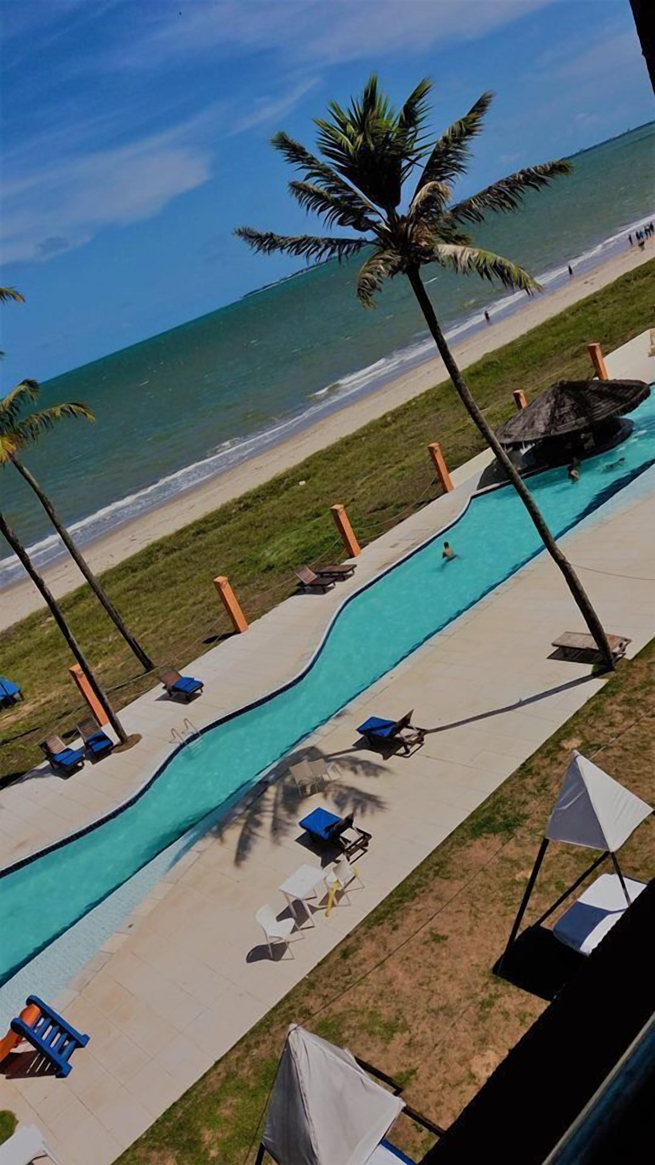 Piscina externa, funciona das 8h às 20h, espreguiçadeiras