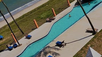 Piscina externa, funciona das 8h às 20h, espreguiçadeiras