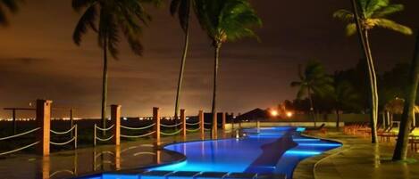 Außenpool, geöffnet von 08:00 Uhr bis 20:00 Uhr, Liegestühle