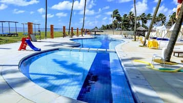 Piscina externa, funciona das 8h às 20h, espreguiçadeiras